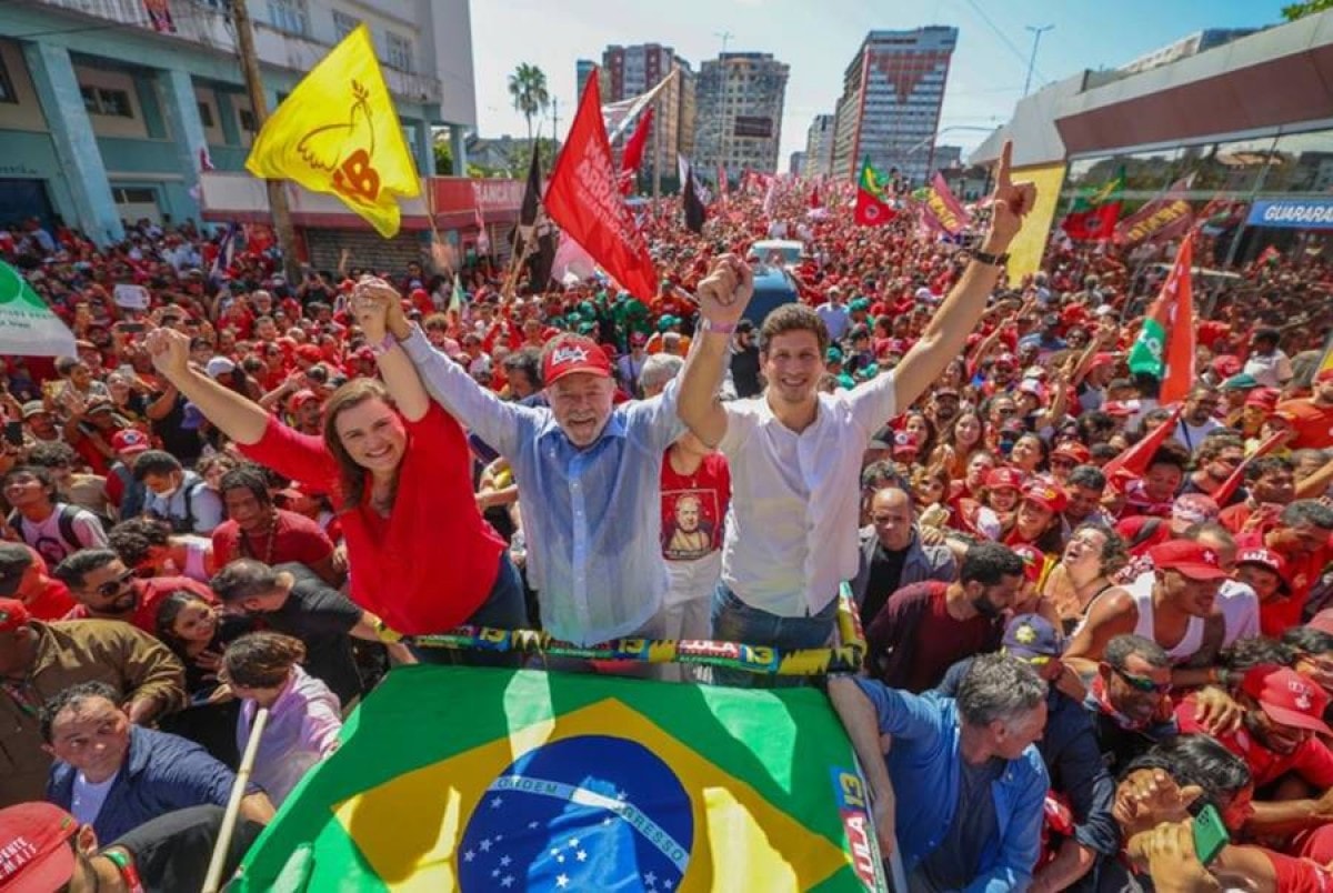 "Levanta e vai votar": Lula cobra idosos e fecha semana em alta