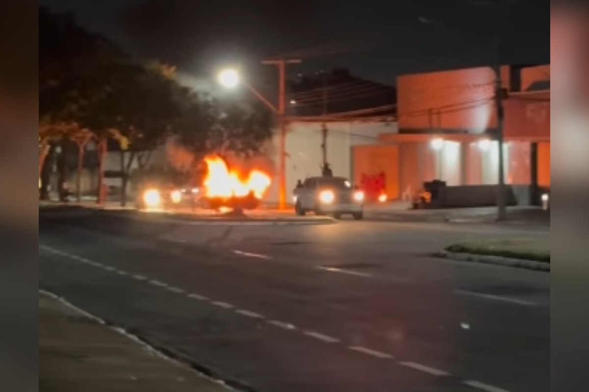 Tiroteio, fuga e explosões: PM simula ataque a carro-forte em Goiânia