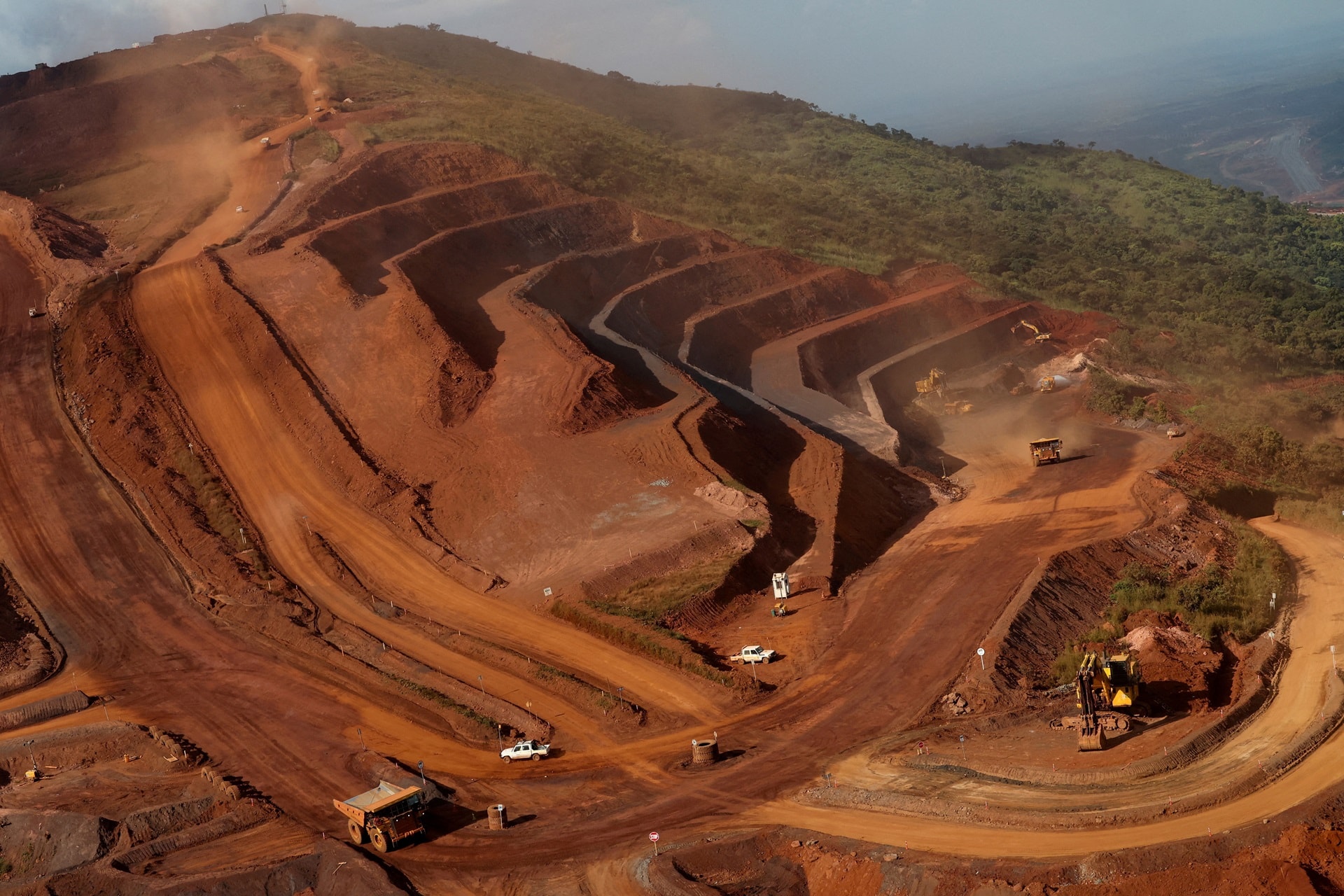 Minério de ferro sobe com queda nos estoques e sinais de estímulos da China