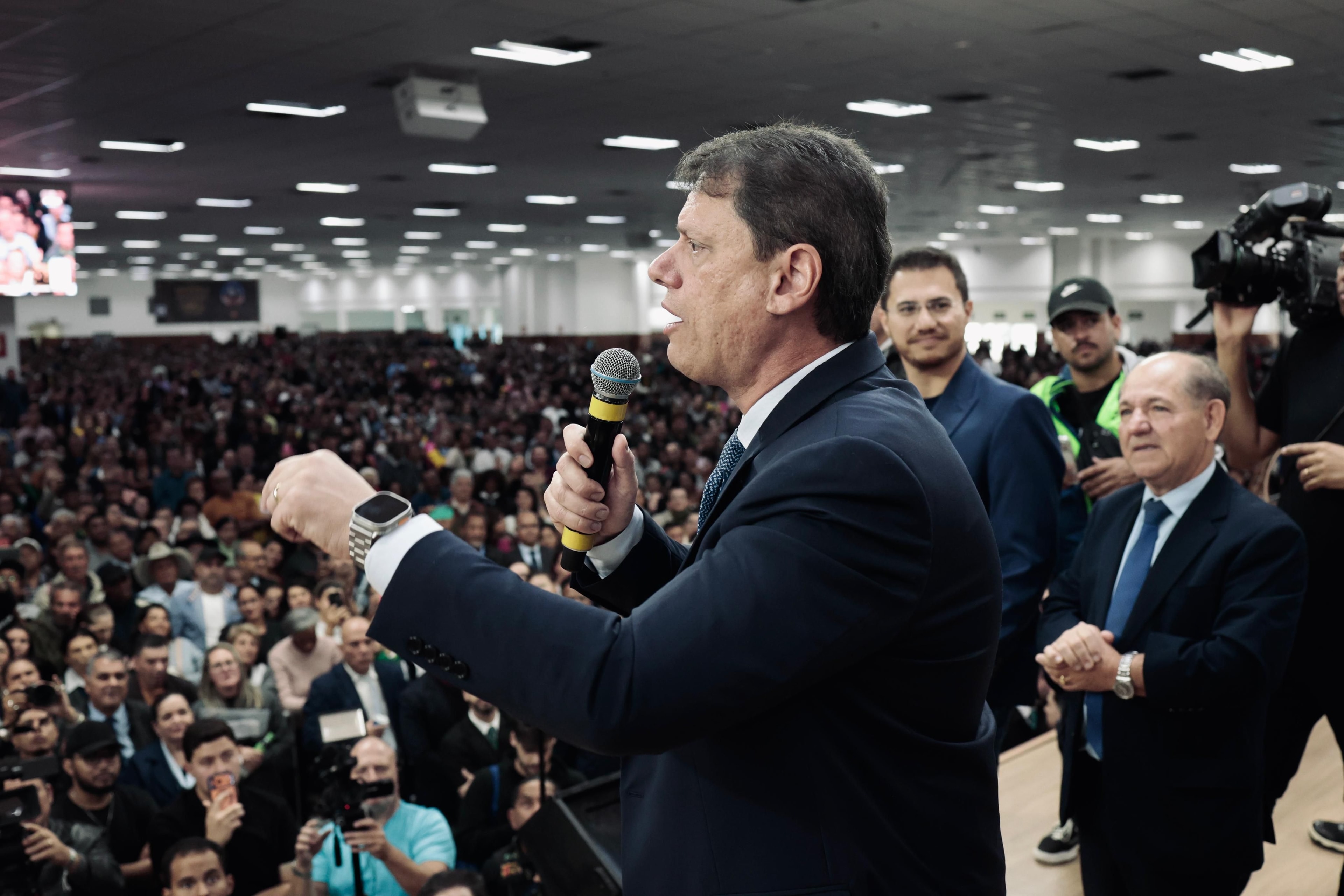Tarcísio apoia afastamento de Andrei e cobra Senado por Moraes: “Deve agir”