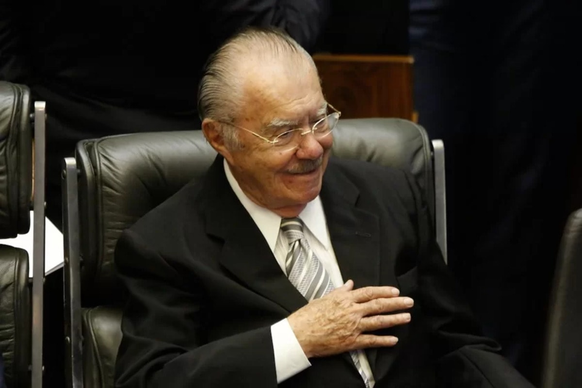 Após passar por exames, Sarney volta a ser internado para tratar pneumonia