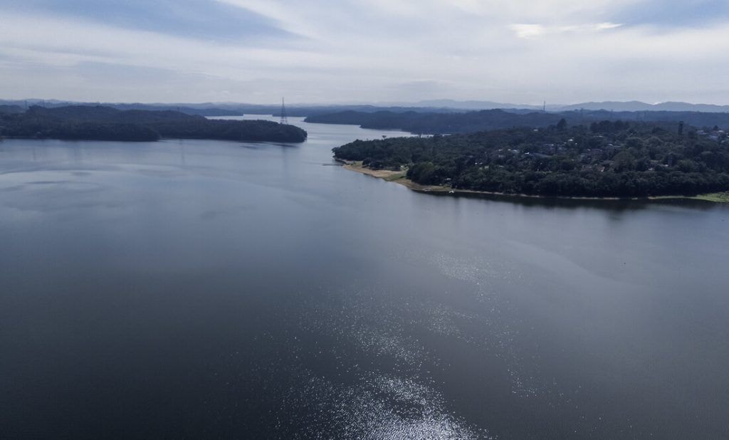 A dura missão de um barco para tirar montanhas de lixo do Rio Pinheiros