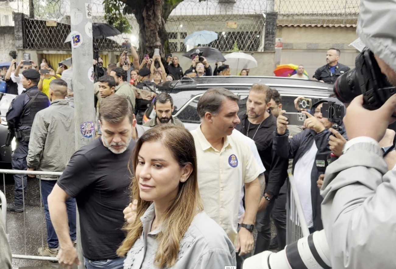 À frente nas pesquisas no 2º turno, Flávio Bolsonaro vota no Rio de Janeiro