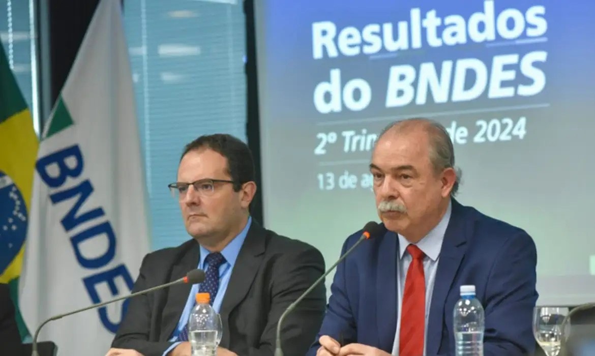 Mercadante confirma venda de ações da Petrobras por BNDES em maio