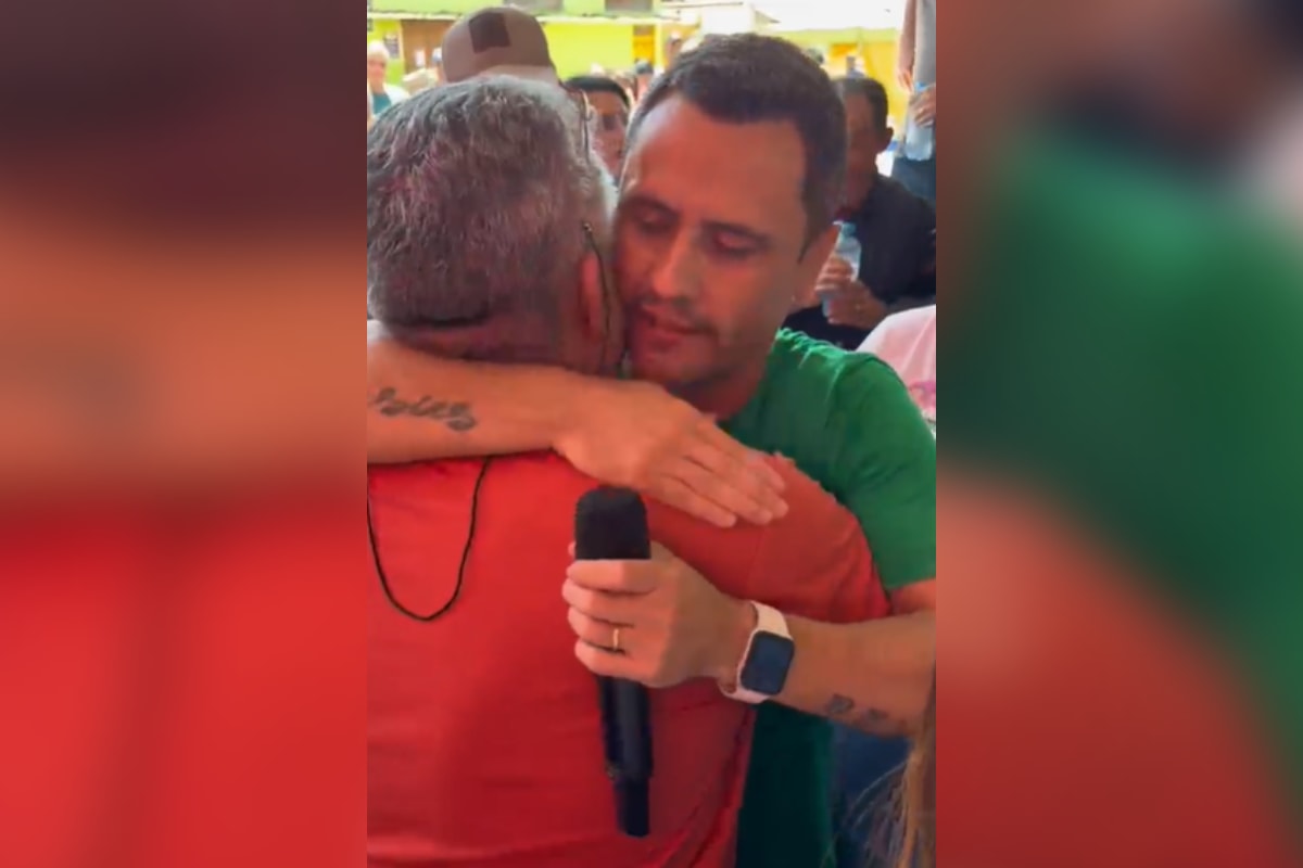 Cleitinho desce de palanque e abraça eleitor de Lula: "Isso é democracia"