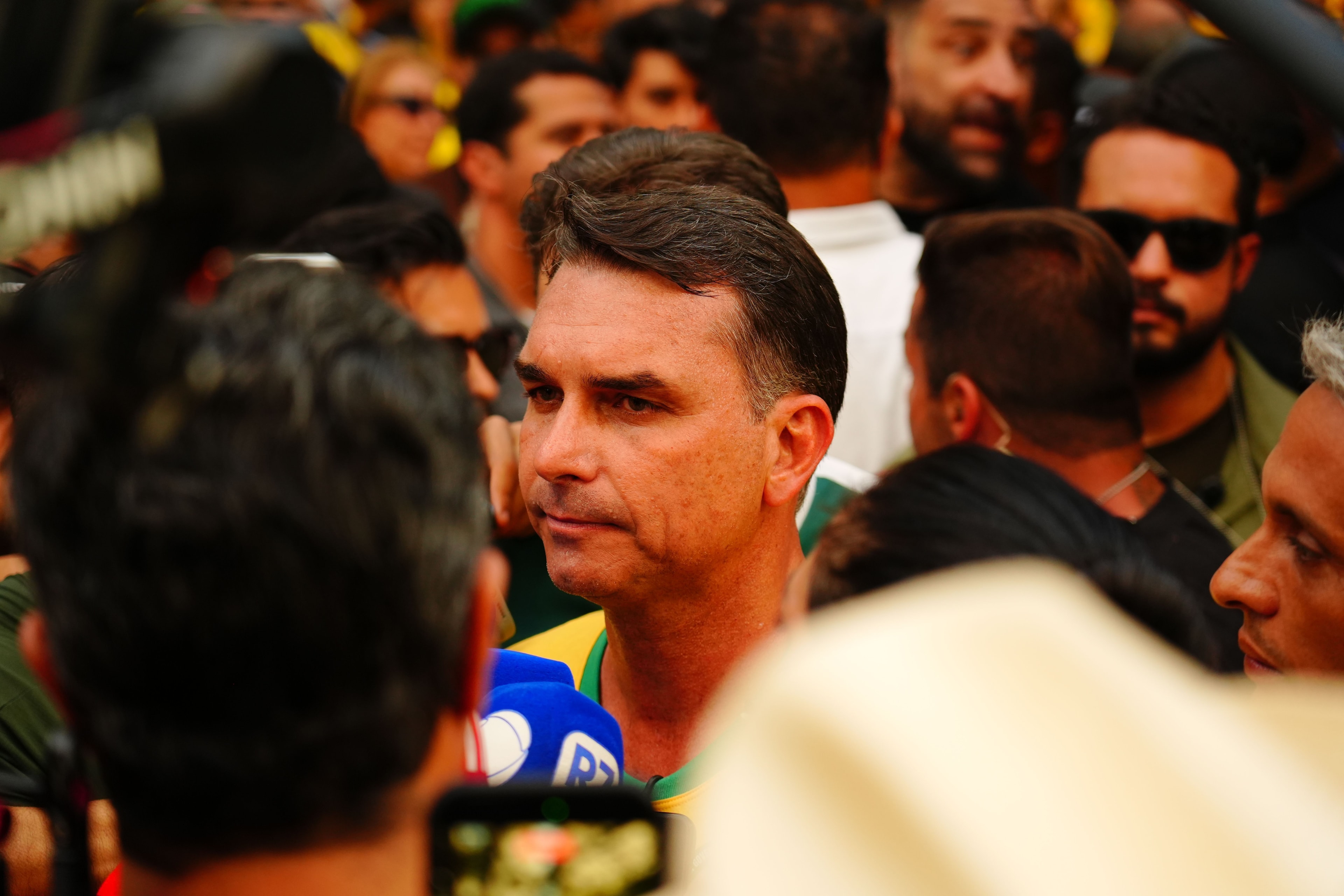 Lula e Flávio Bolsonaro buscam solução para o primeiro turno
