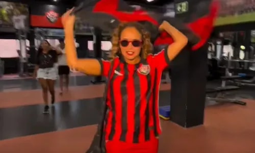 Daniela Mercury surge em jogo do Vitória e alfineta Bahia