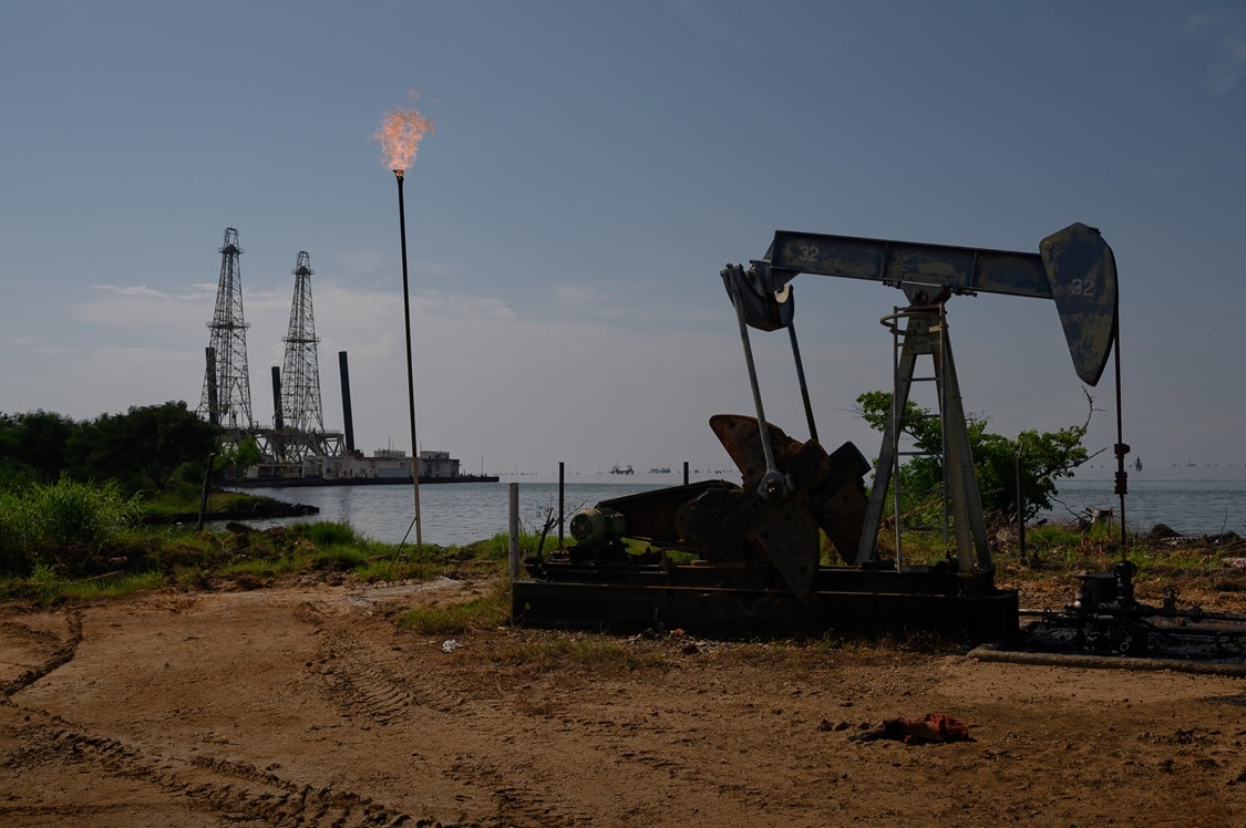 Petróleo tem queda enquanto Arábia Saudita se mobiliza para restaurar oleoduto vital