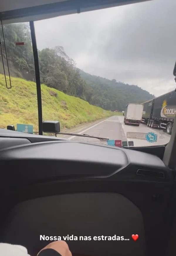 Giovani, dupla de Gian, leva a nova namorada para a estrada: "Nossa vida"