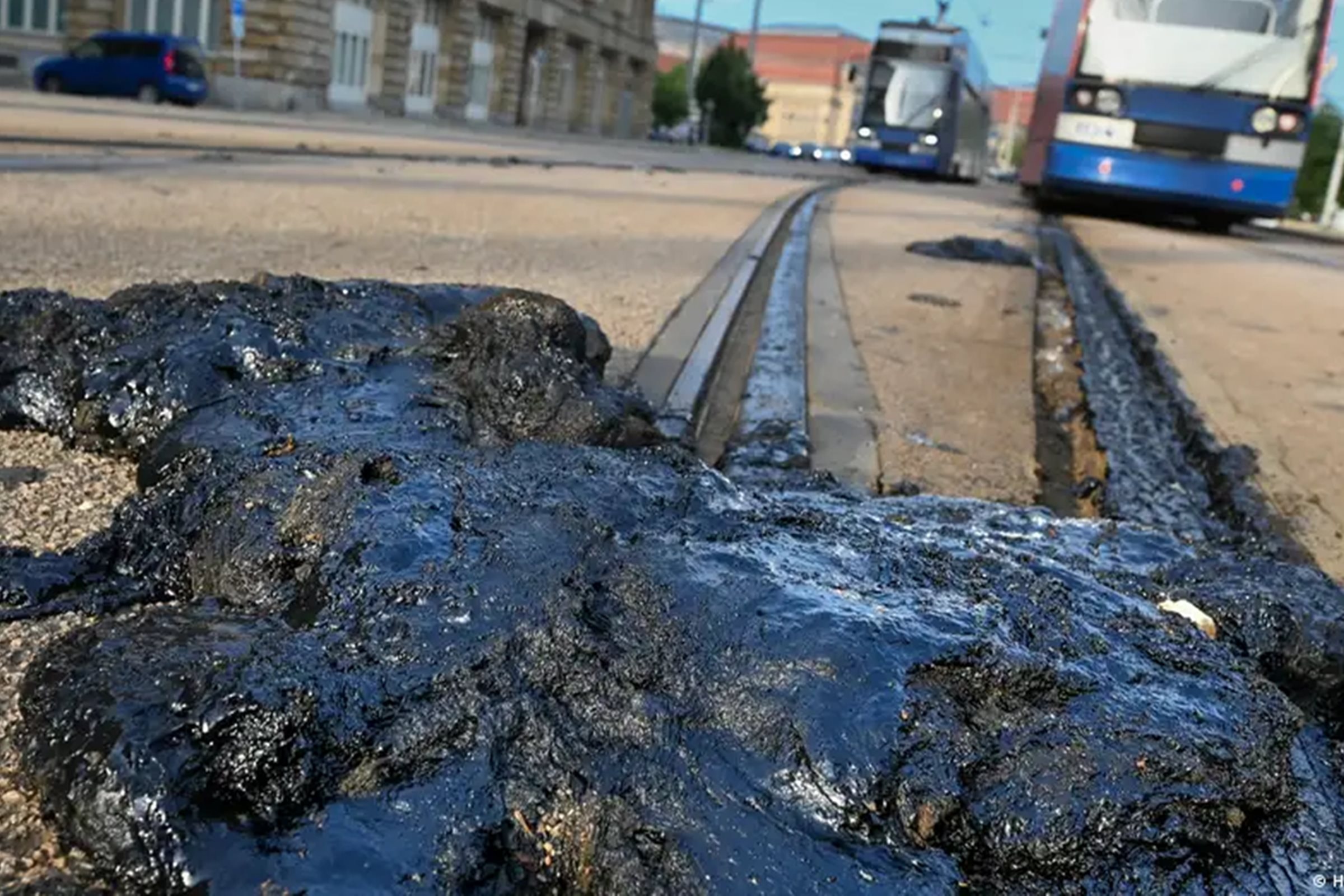 Calor derrete asfalto e obstrui trilhos de bonde na Alemanha