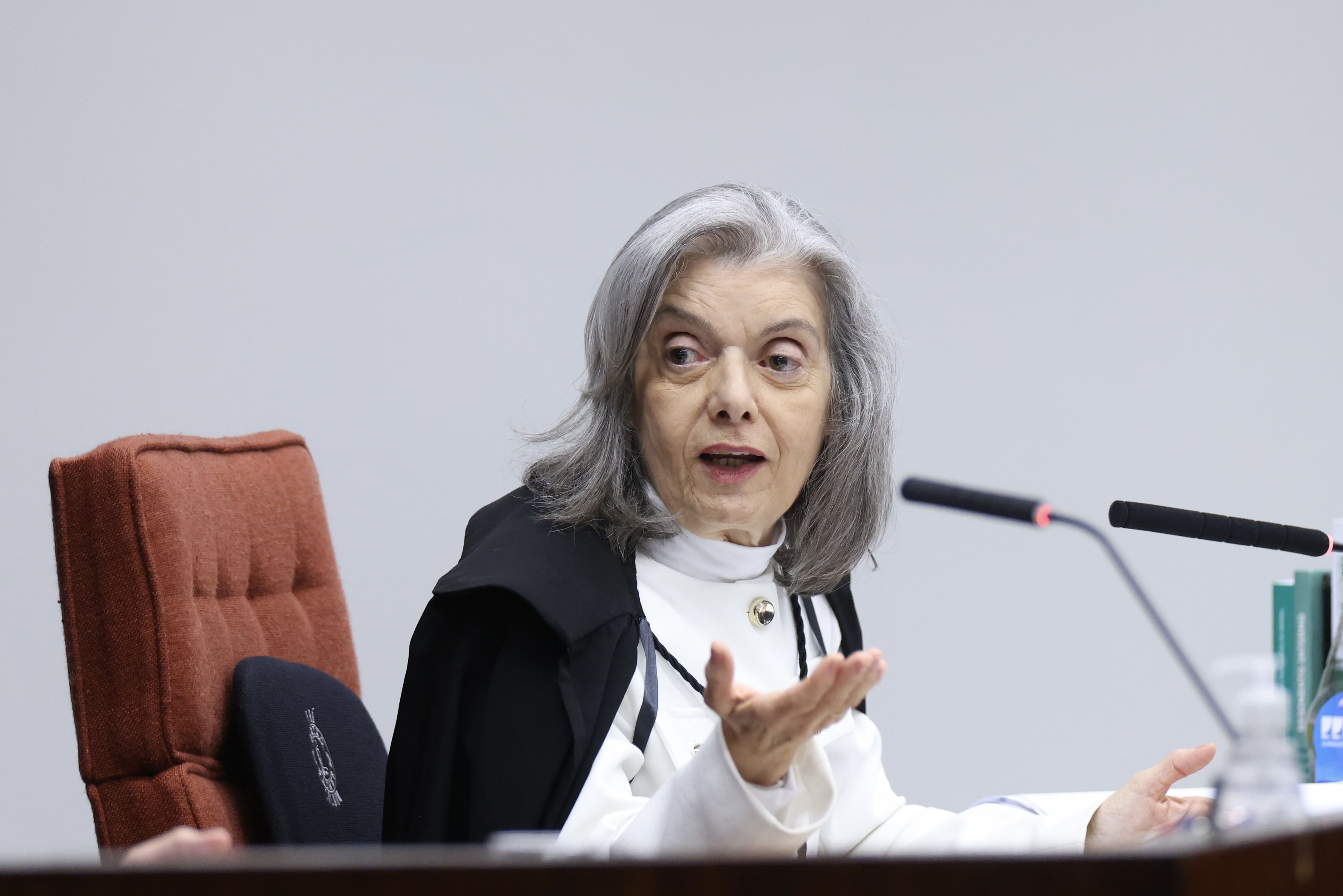 Estou em estado de profunda tristeza, diz Cármen sobre crise no STF