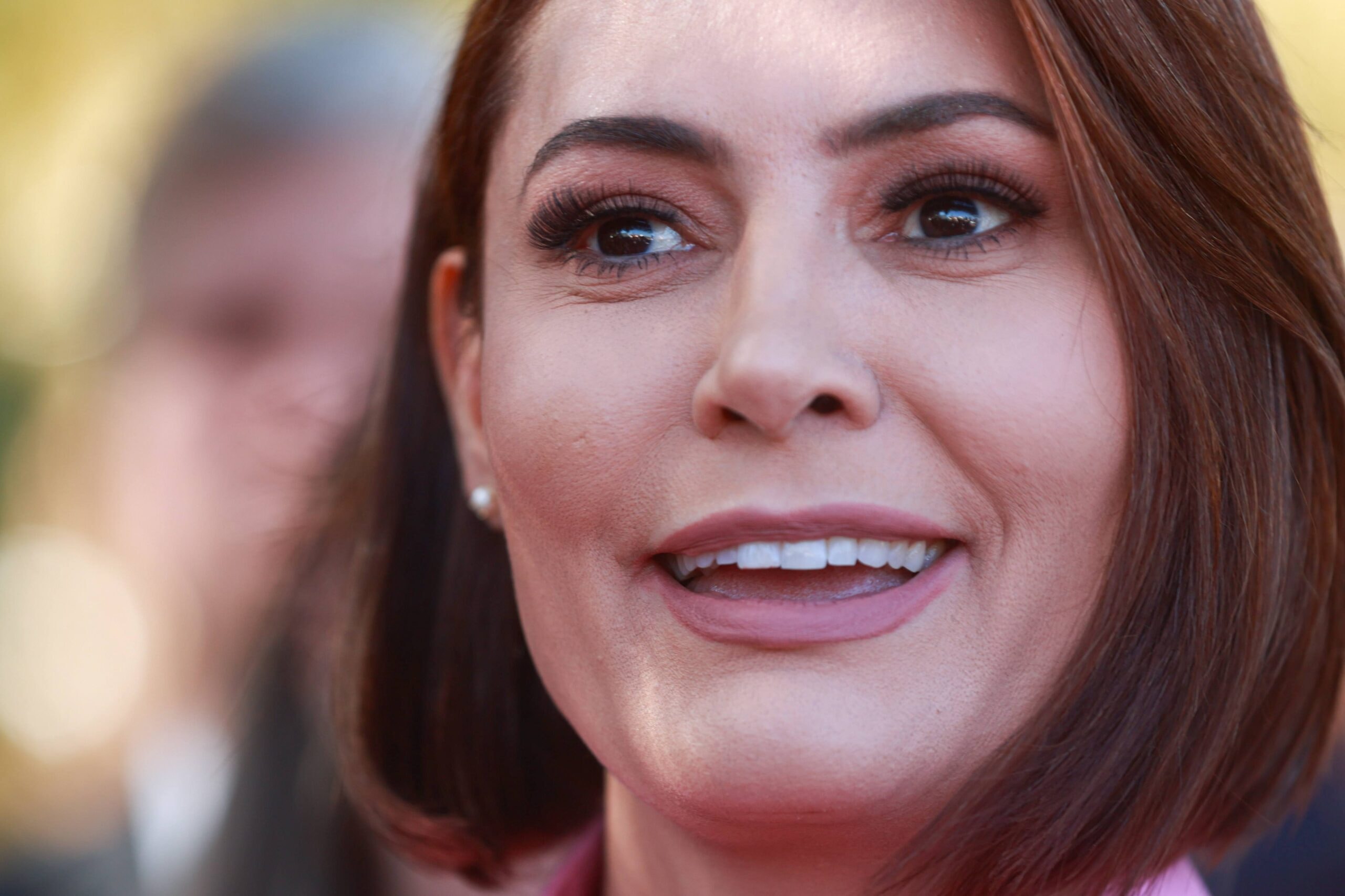 Michelle diz que Bolsonaro mandou "abraço hétero" para deputado do DF