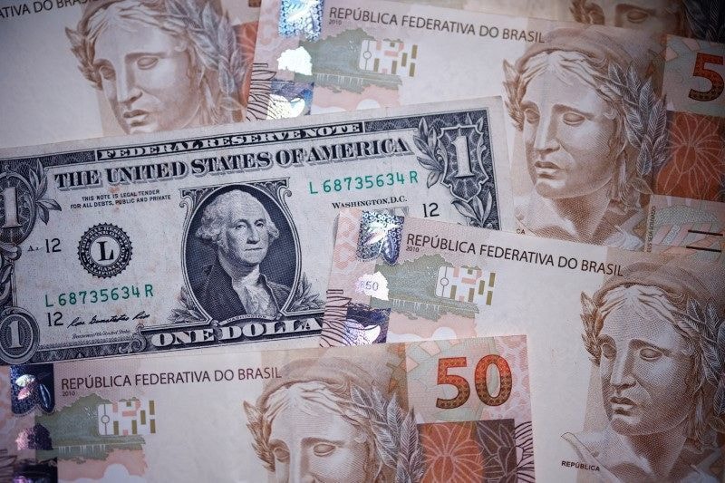 Dólar abre em queda com nova pesquisa eleitoral no radar do mercado