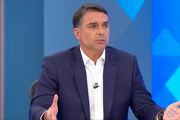 No JN, Flávio Bolsonaro admite que vai respeitar o resultado das eleições