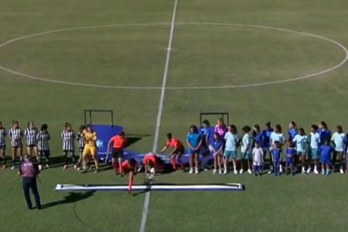 Placa do Brasileirão Feminino cai em cima de jogadoras durante o hino