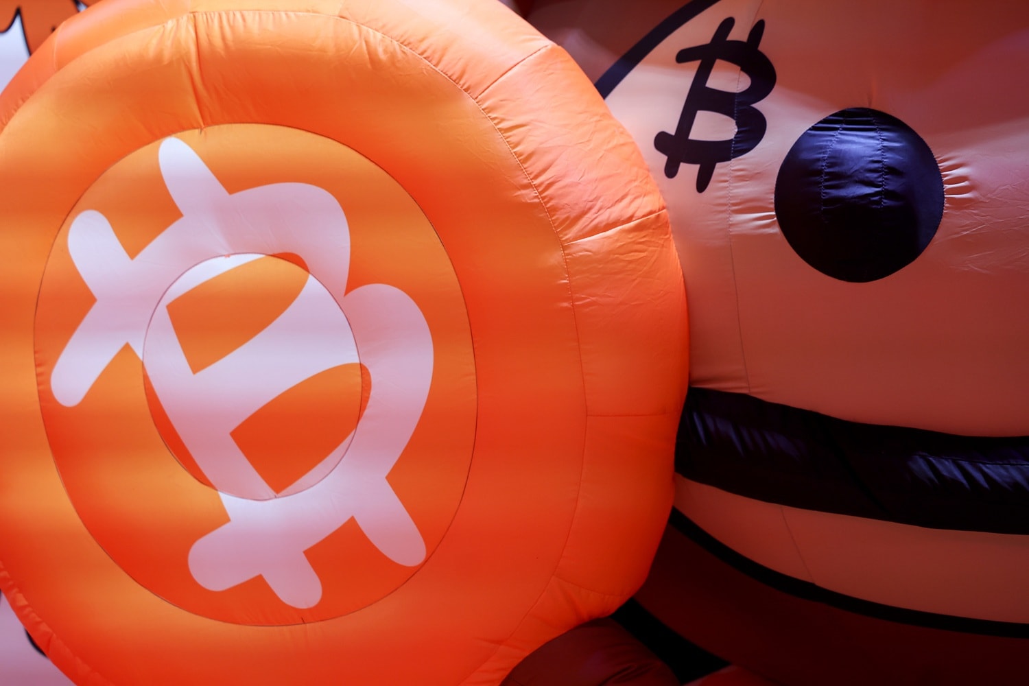 Bitcoin cai com alta do petróleo e temor renovado de inflação