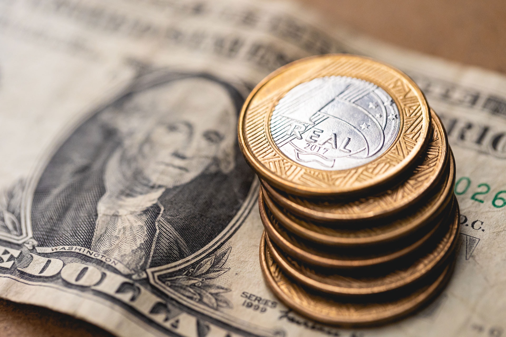 Tesouro Direto: taxas recuam em bloco com dólar abaixo de R$ 5 e negociações EUA-Irã