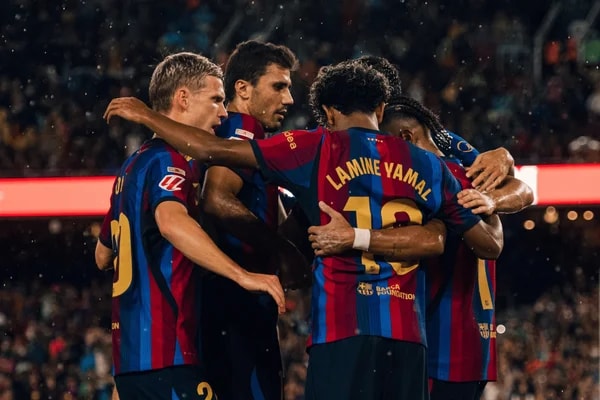 Com três de Raphinha, Barcelona goleia Racing e segue líder do Espanhol