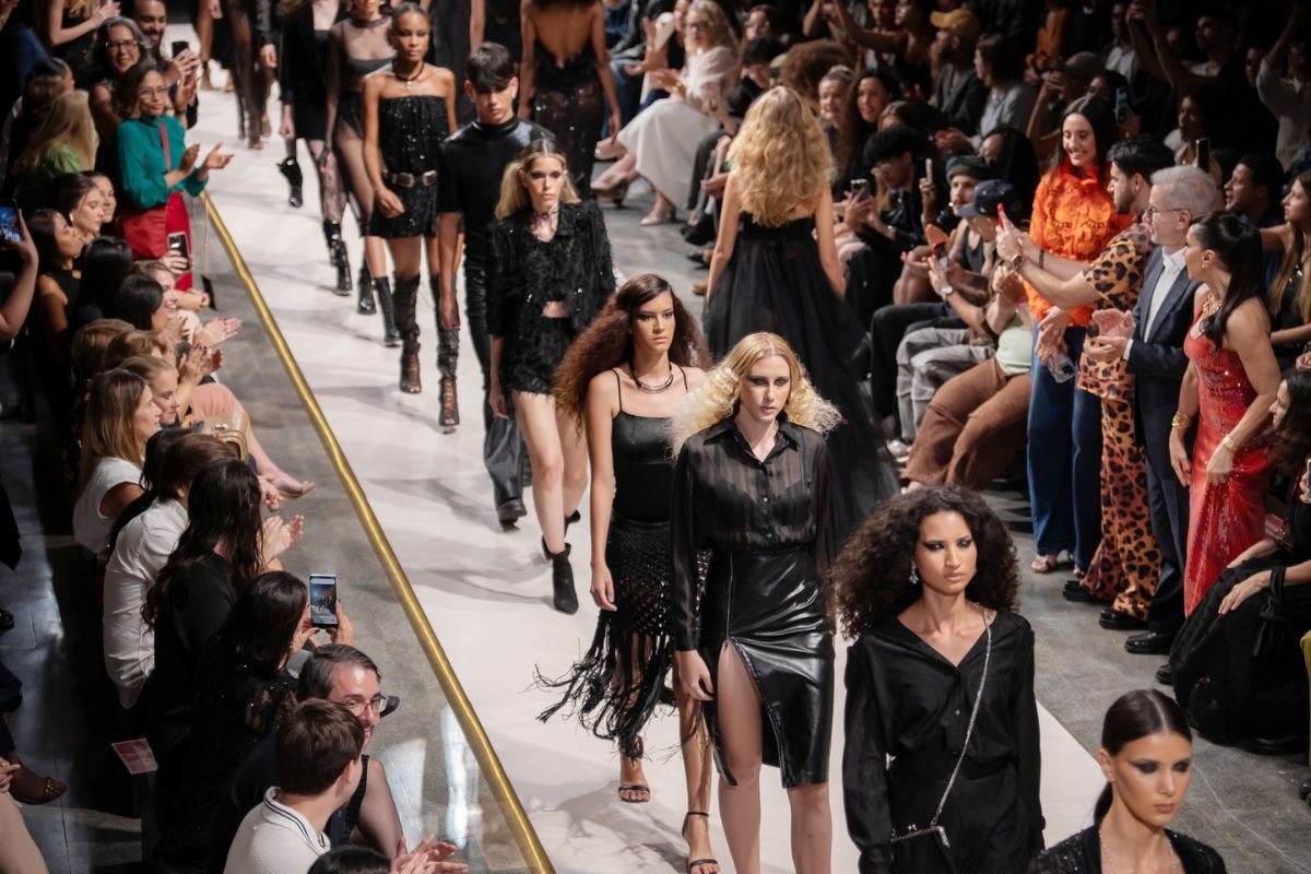 Em estreia nas passarelas, Petzold 1981 eletriza o Teatro Nacional