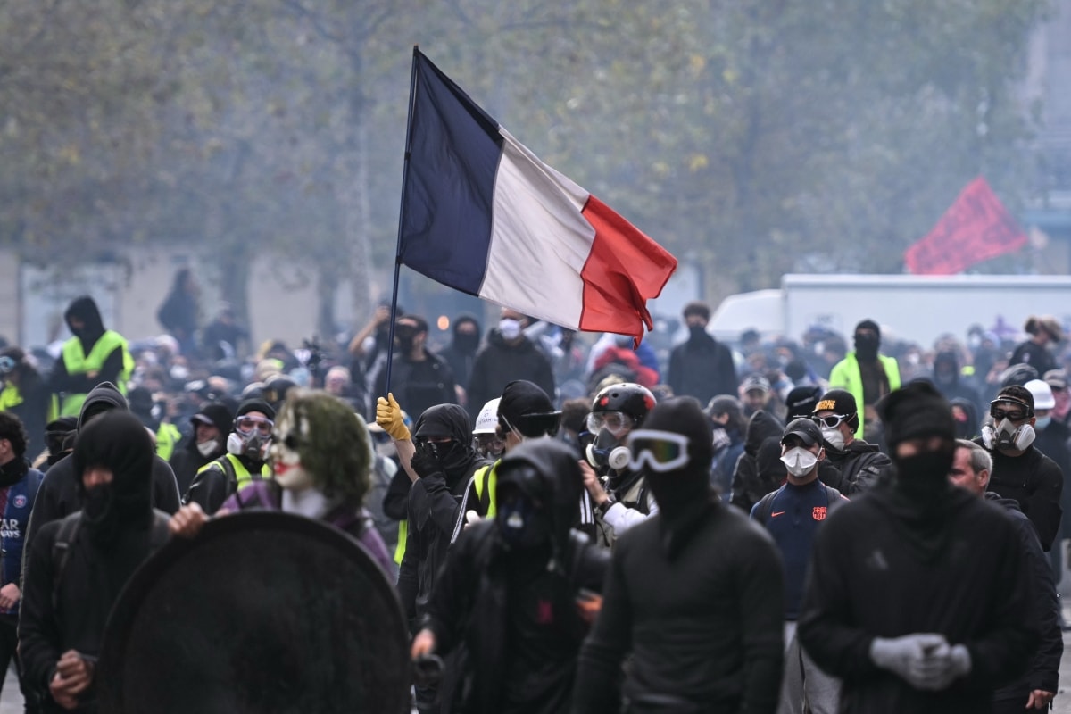 França: após novo toque de recolher, premiê francês se reúne com sindicatos