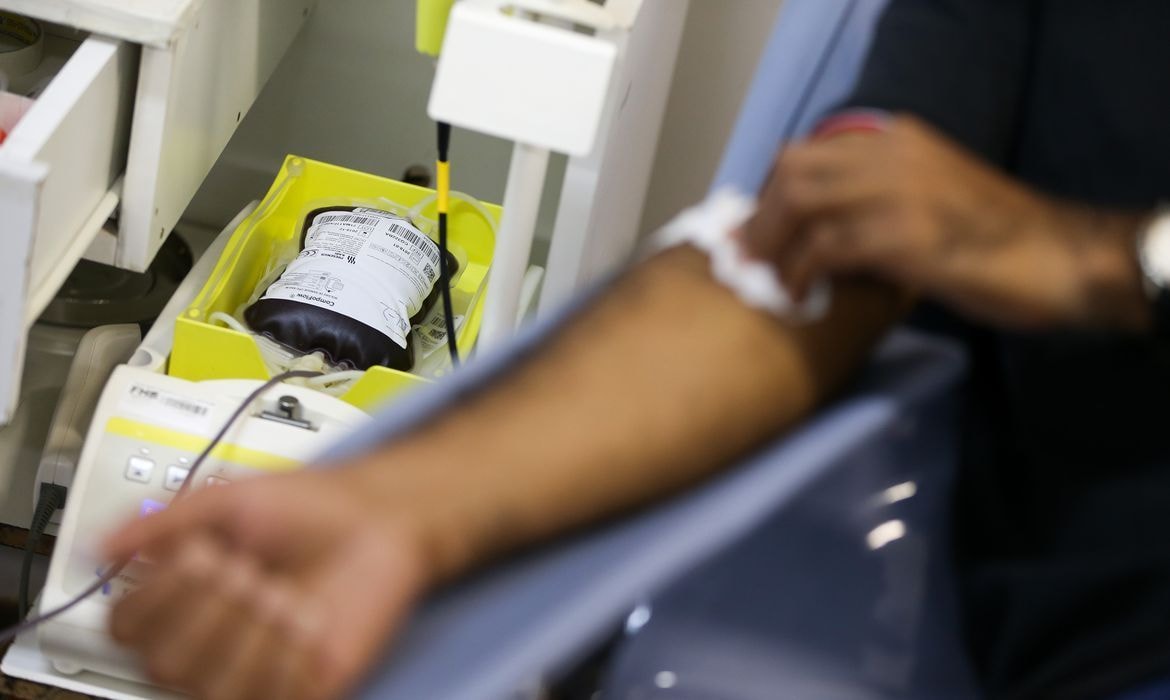 Por que Testemunhas de Jeová não fazem transfusão de sangue? Entenda as 3 passagens bíblicas que os fazem recusar e por que a igreja tem mudado sua interpretação