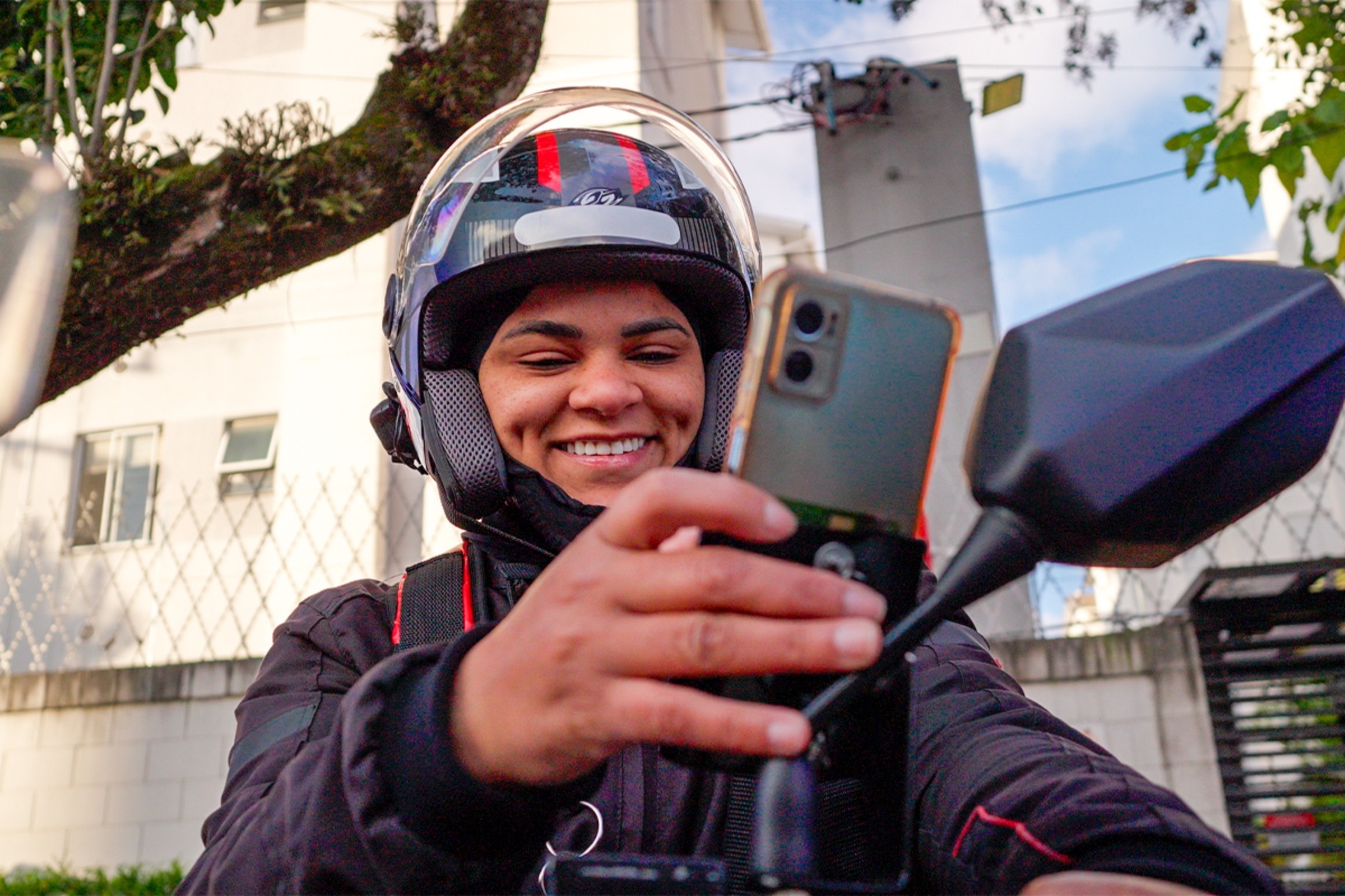 Vidas em Movimento: entregadora conquista a liberdade sonhada há anos