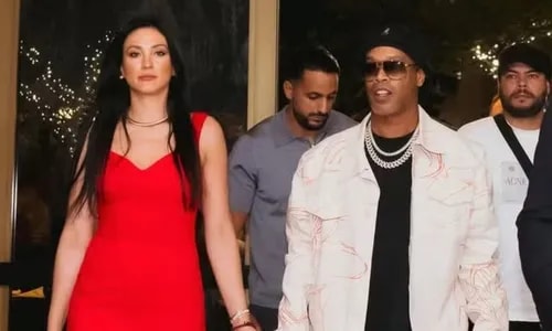 Ronaldinho Gaúcho vive romance secreto com aeromoça há cinco anos