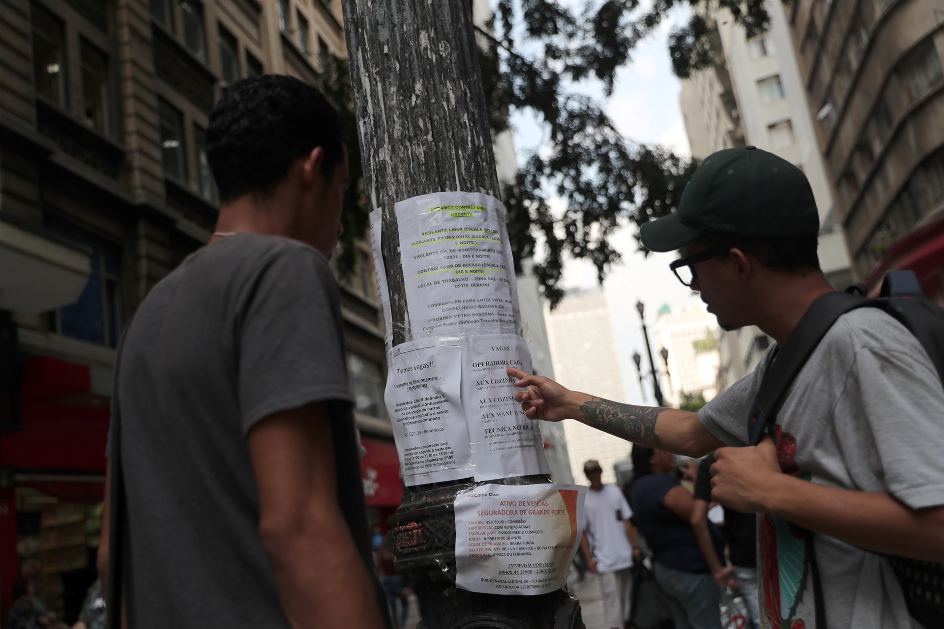 Pedidos de seguro-desemprego nos EUA caem com mercado de trabalho estável