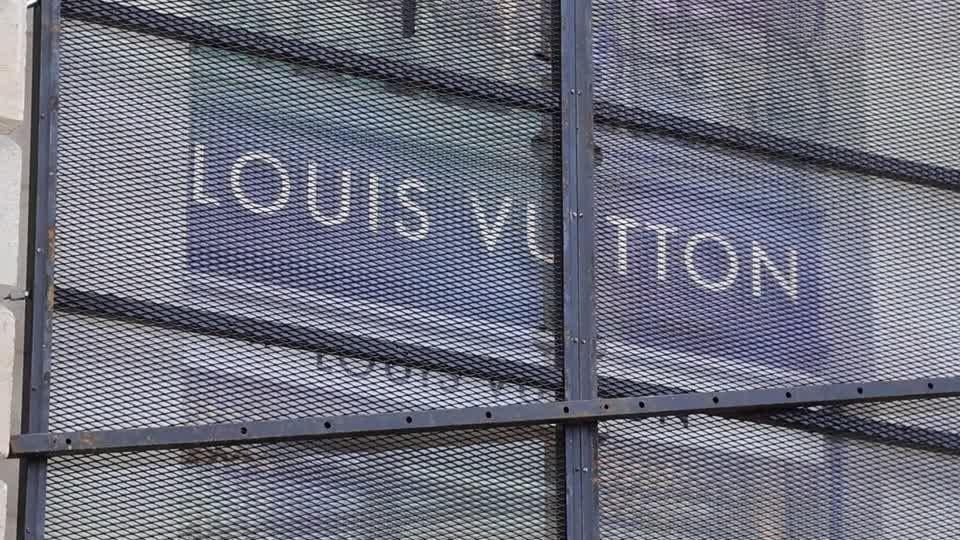 Polícia de Paris apreende armas e máscaras antes de novos protestos
