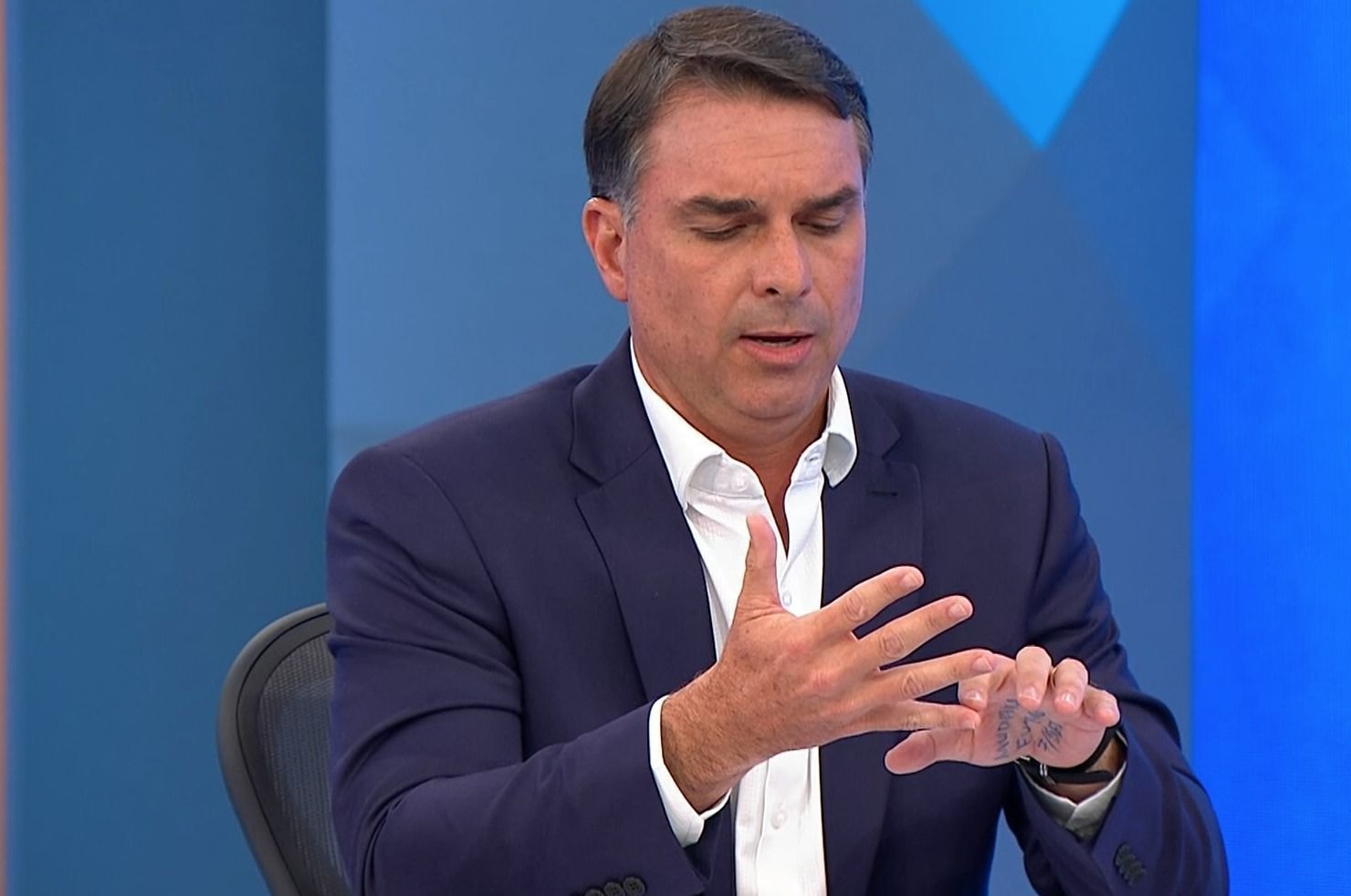 Meio/Ideia: para 47,9% relação com Vorcaro diminui chance de voto em Flávio