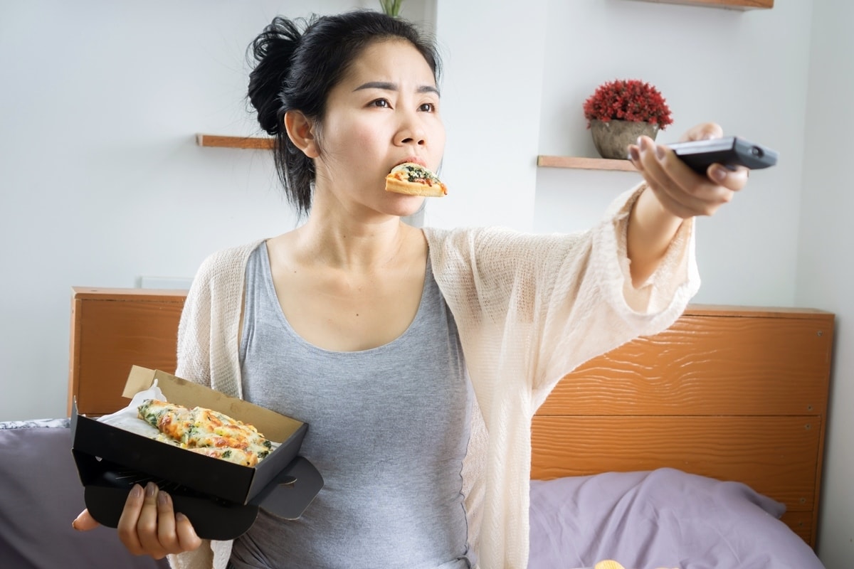 Comer rápido demais pode bagunçar o intestino, entenda o motivo