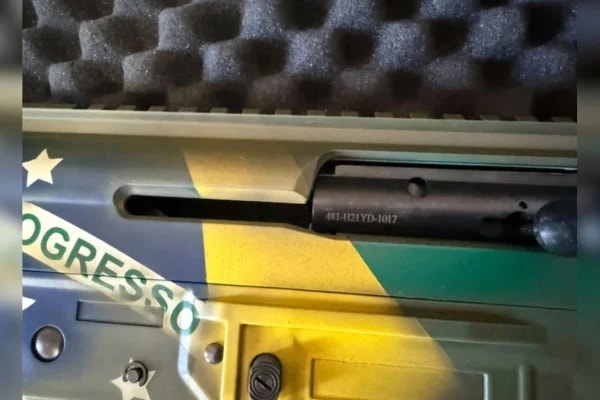 Espingarda de Bolsonaro apreendida pela PF tem cores do Brasil