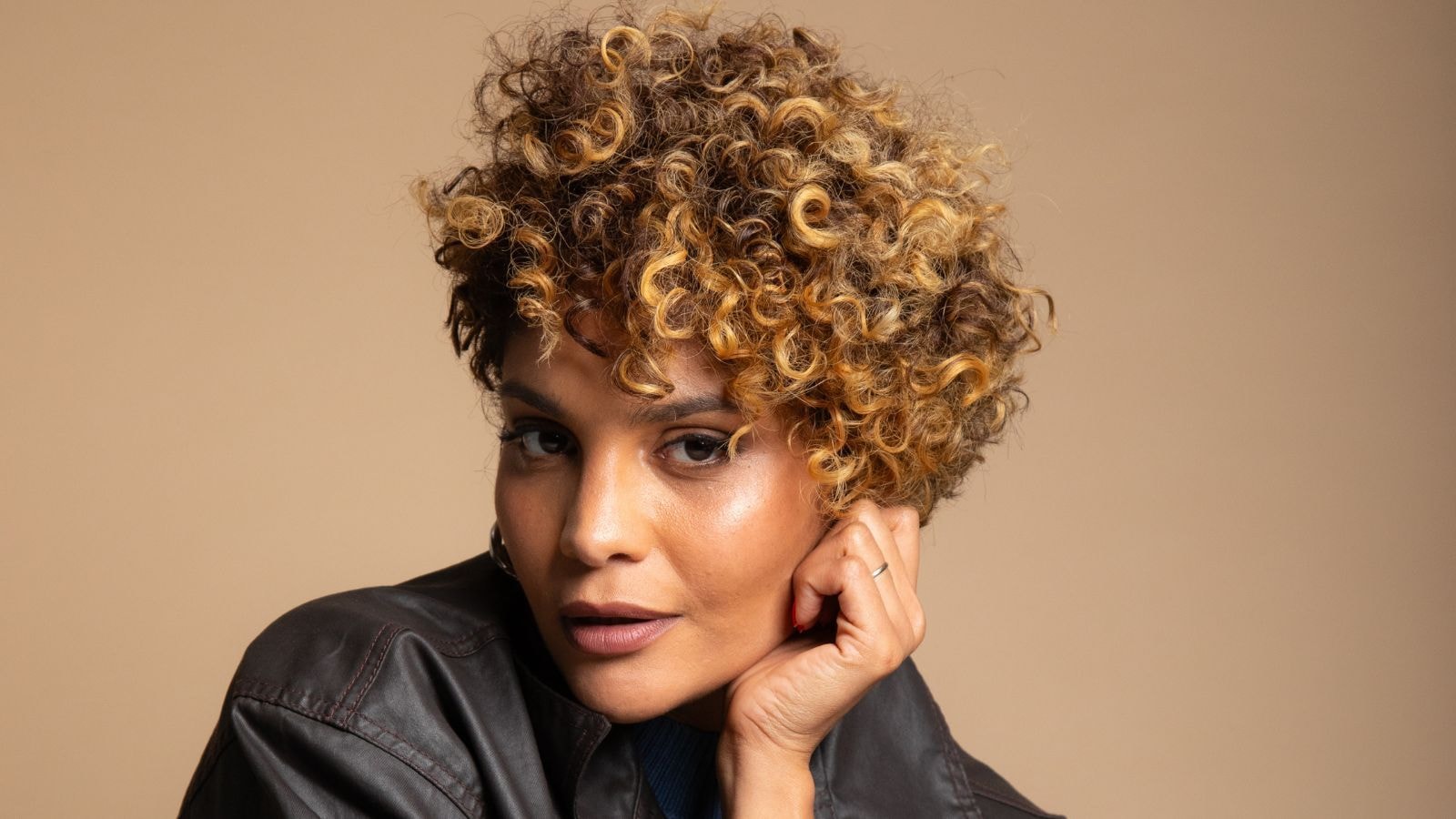 “Tira o peso do silêncio”, diz Bárbara Reis sobre diagnóstico de lipedema