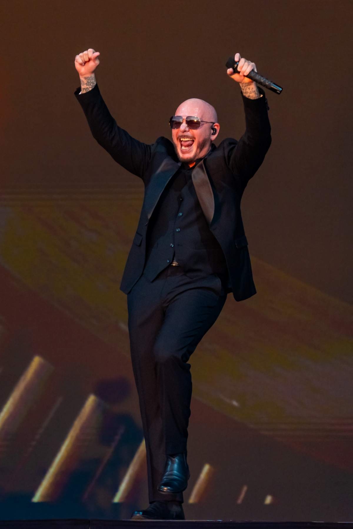 Pitbull reúne multidão com carecas falsas e quebra recorde do Guinness