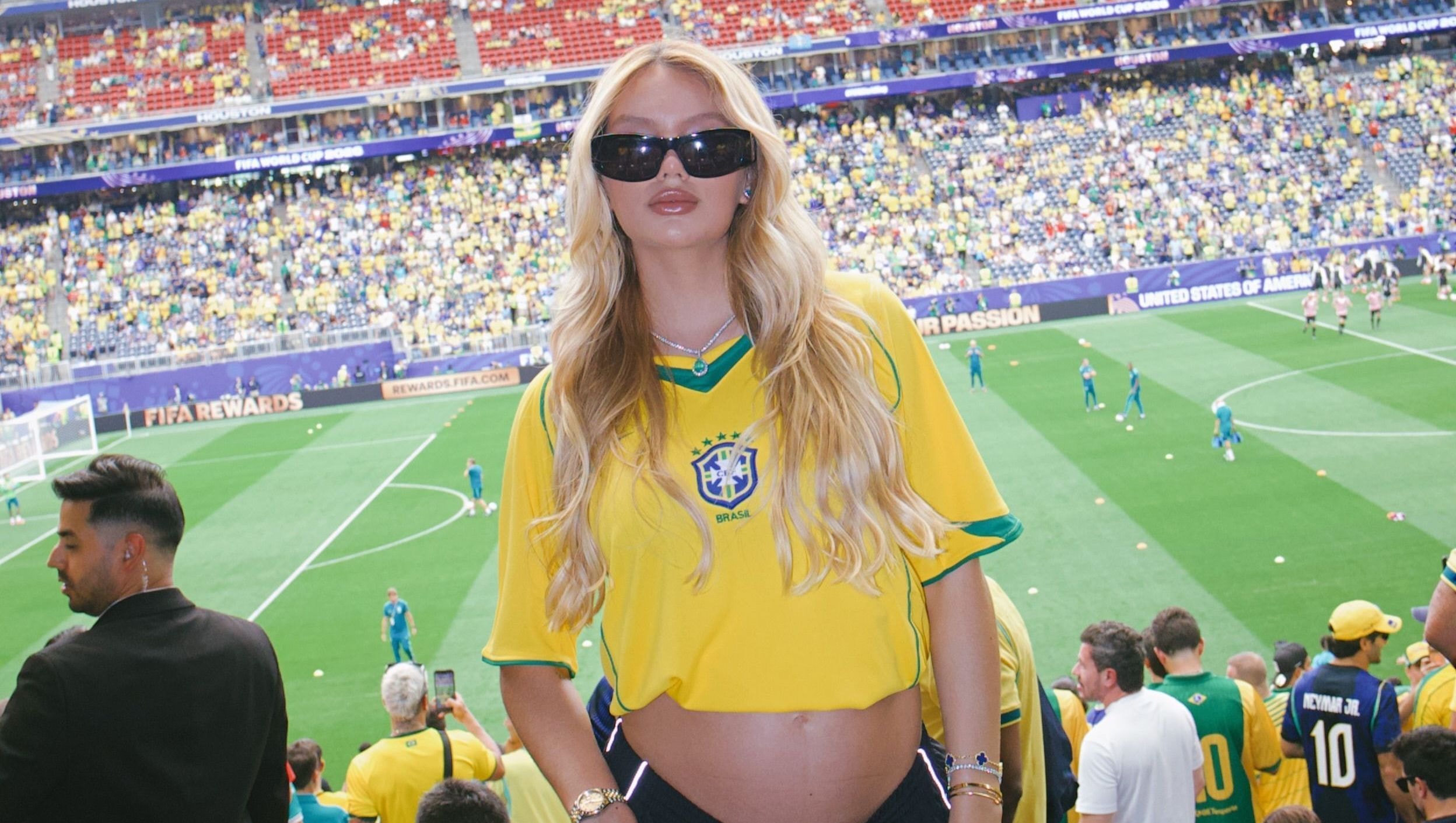 Grávida, Bruna Biancardi usa blusa com dedicatória de Neymar em jogo; veja