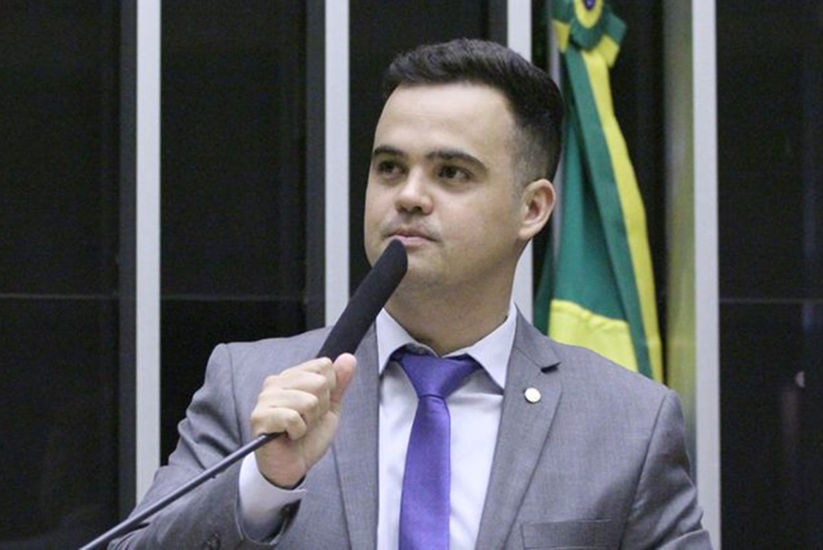 Junio Amaral diz que saída de Cleitinho é "frustrante" para a direita