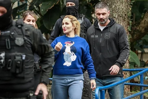 Justiça decide manter prisão de Deolane Bezerra e internautas reagem