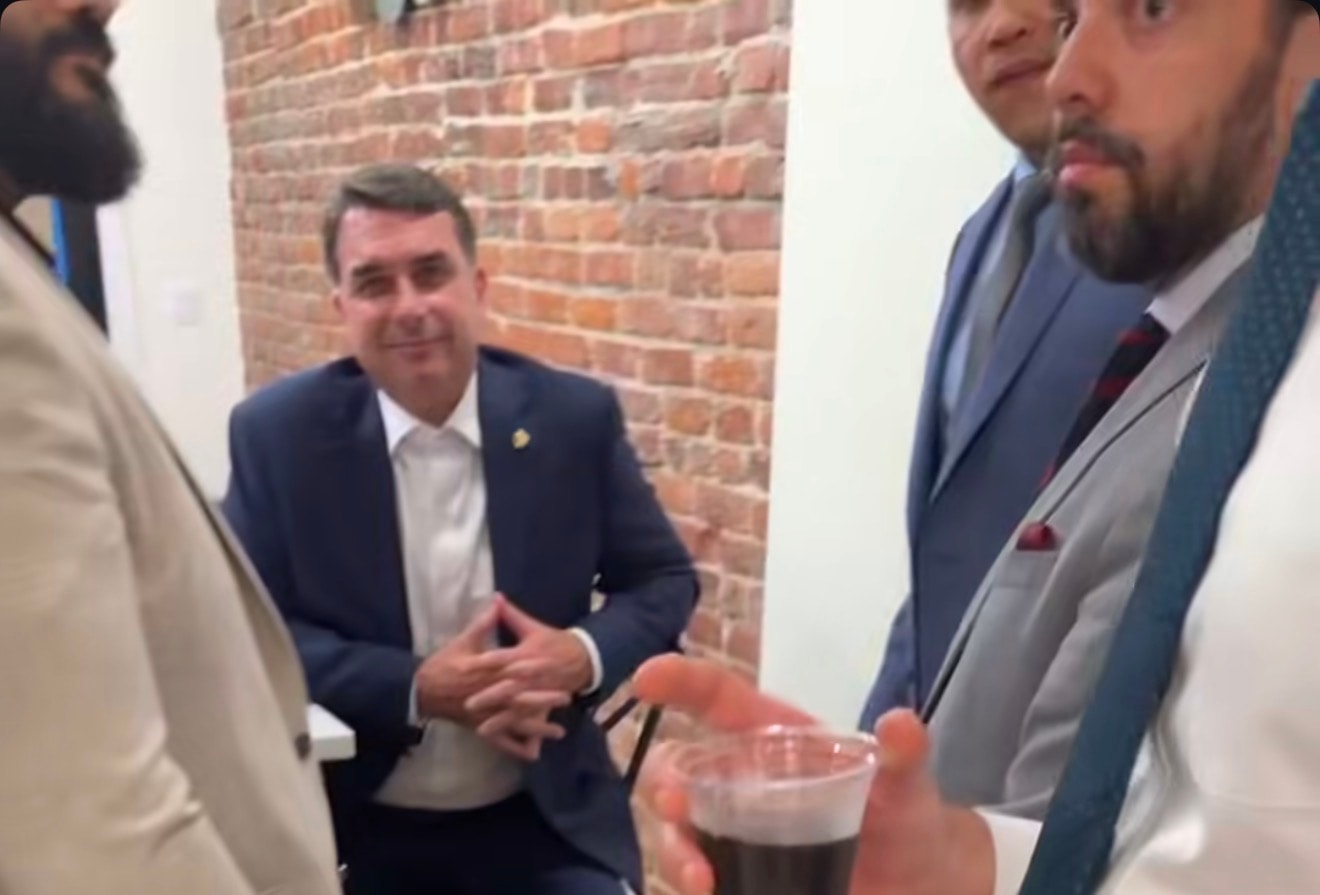 A comemoração de Flávio em Washington após o encontro com Trump
