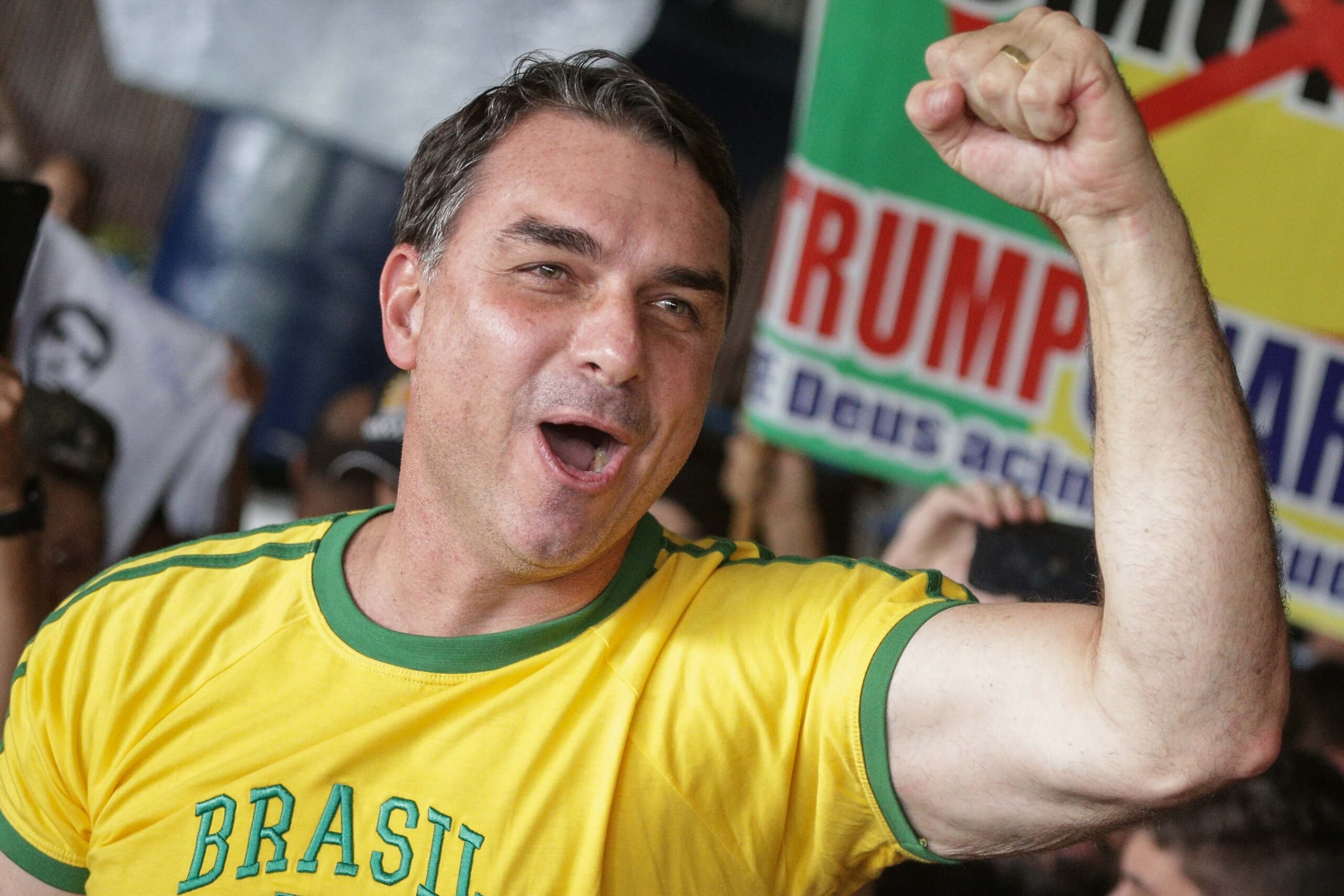 "Vem com fé": Flávio lança jingle para as eleições em ritmo sertanejo