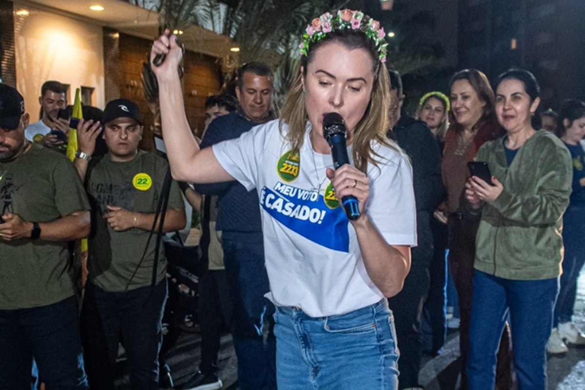 Júlia Zanatta comemora votação recorde dando chicotadas pelas ruas de SC