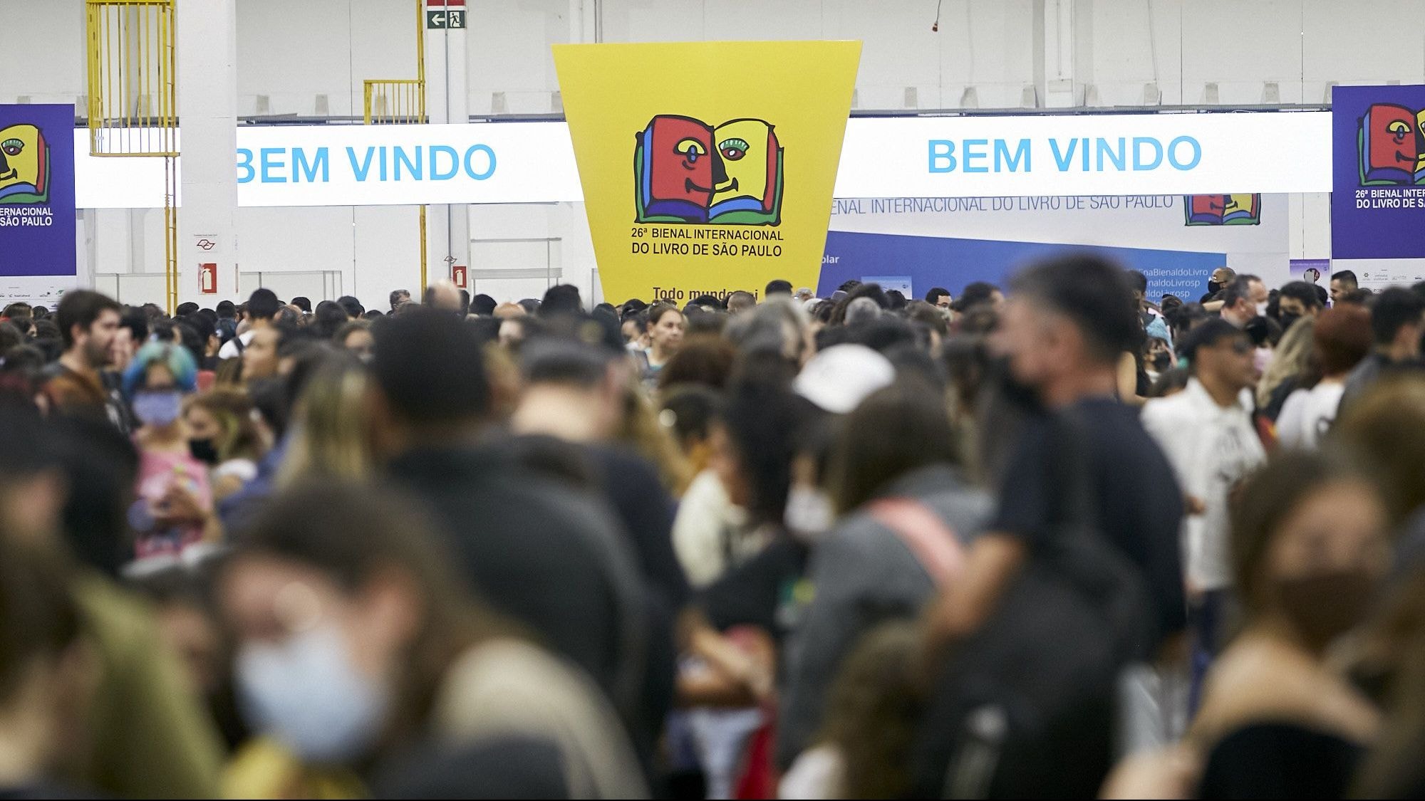 Lynn Painter revela comidas favoritas do Brasil e relação com fãs