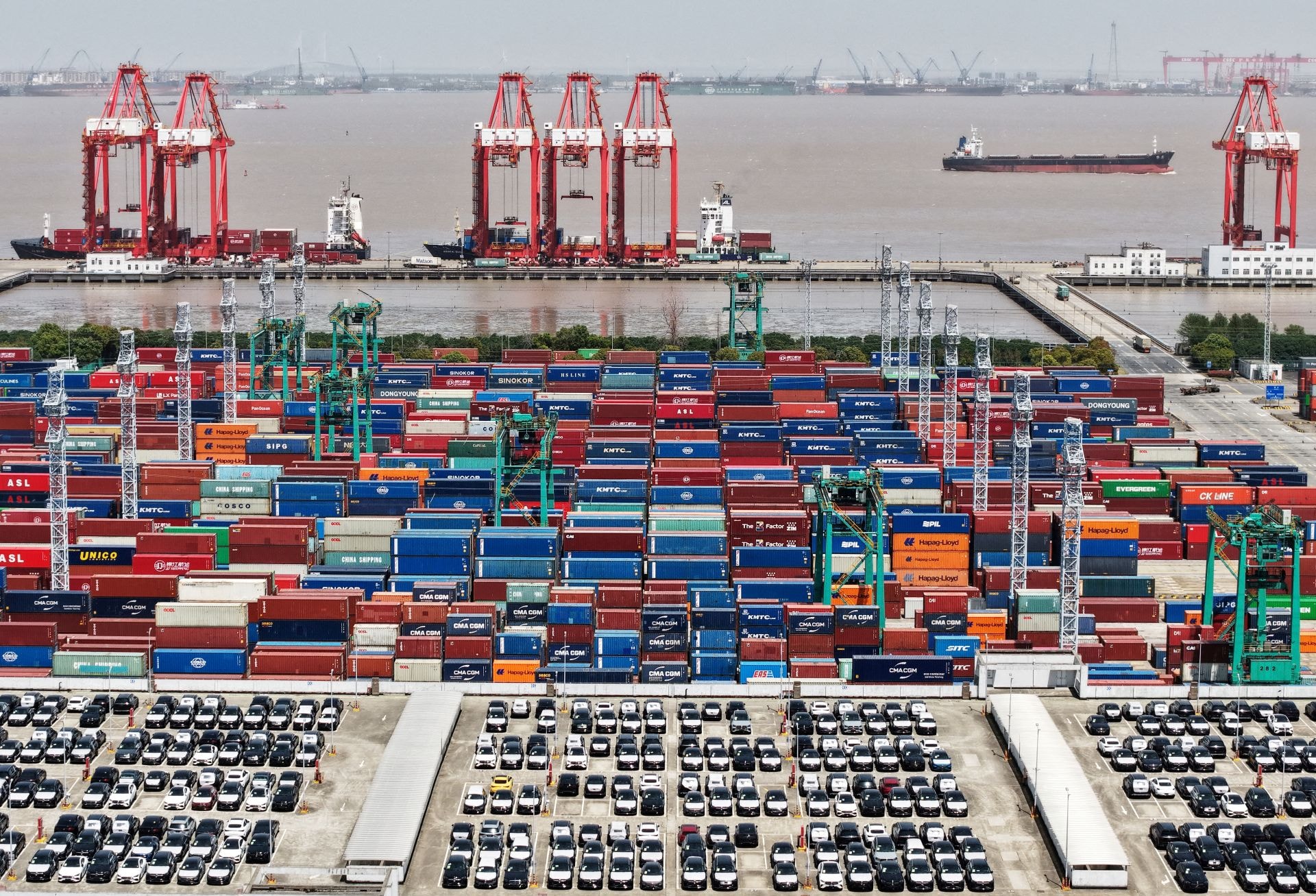 Exportações da China saltam, colocando à vista superávit comercial de US$ 1 tri