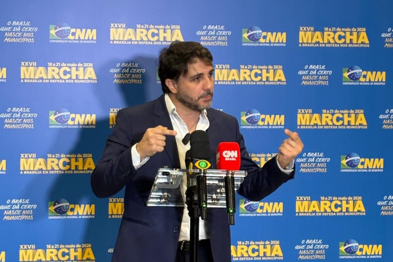 Renan Santos diz que escolher entre Lula e Flávio é como "pegar ebola ou ser atropelado"
