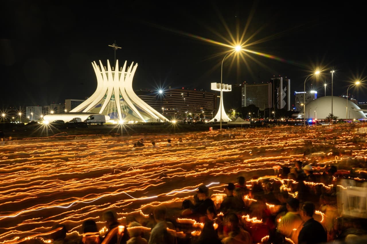 Fiéis lotam Esplanada durante procissão de velas de Corpus Christi