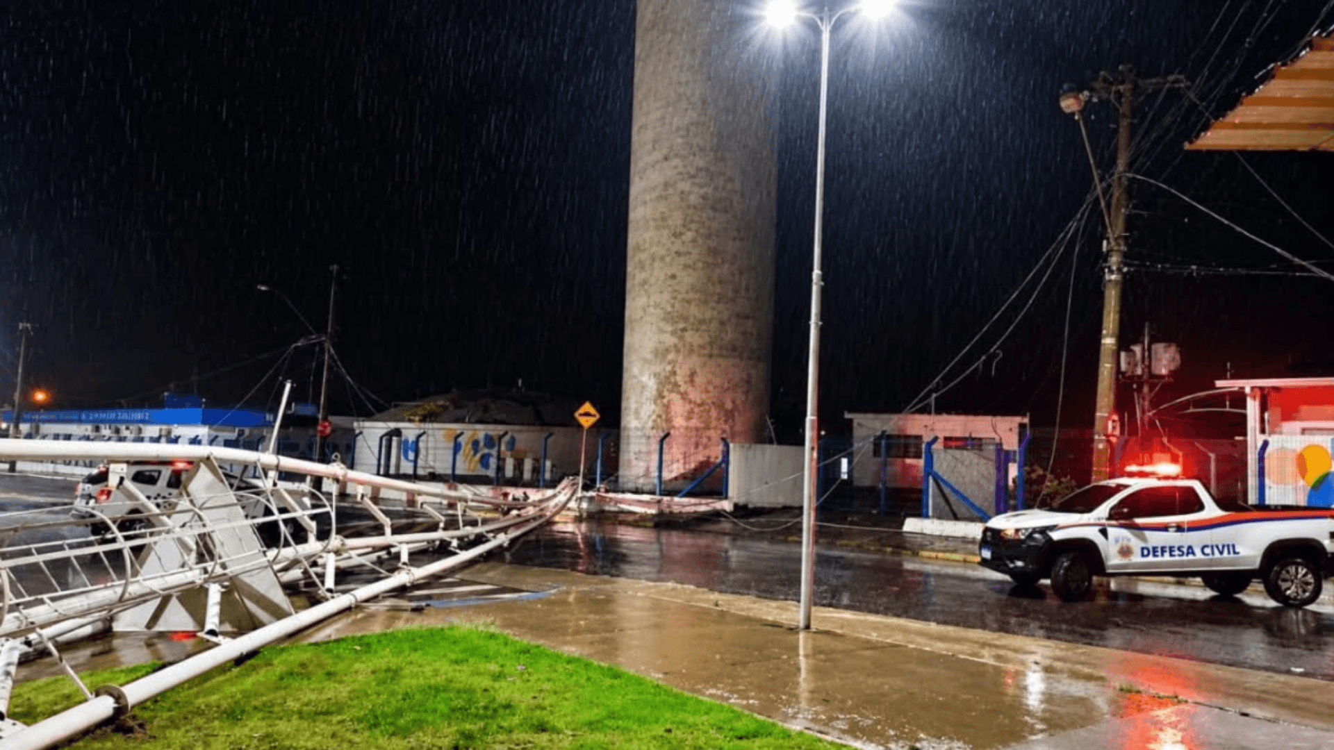 Bombeiros resgatam eleitores ilhados em Santa Catarina