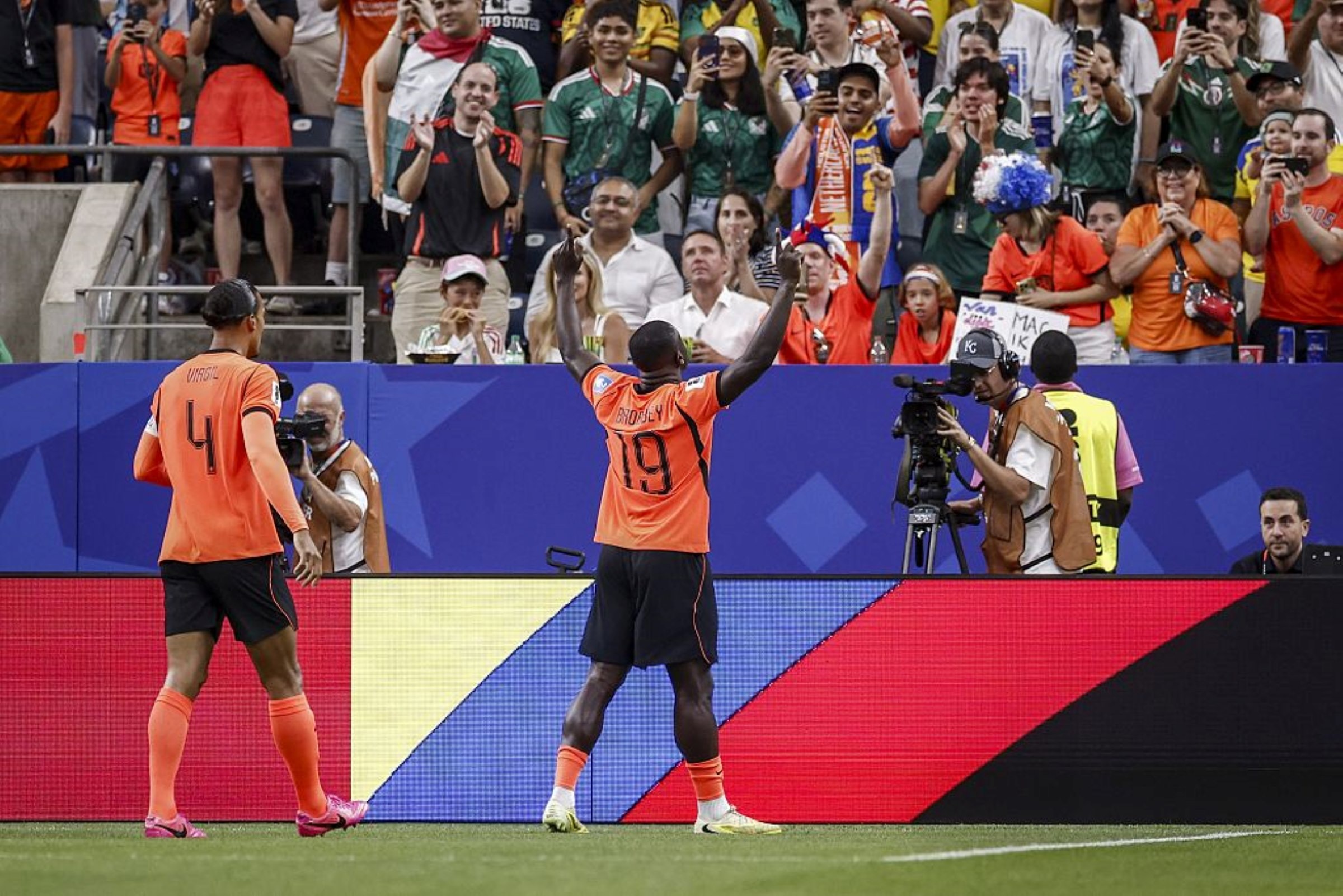 Gakpo faz dois e Holanda goleia a Suécia na Copa do Mundo; siga