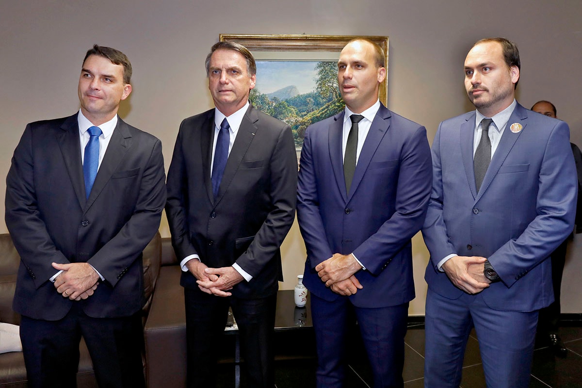 Moraes proíbe que Flávio, Carlos e Jair Renan visitem Bolsonaro no Dia dos Pais