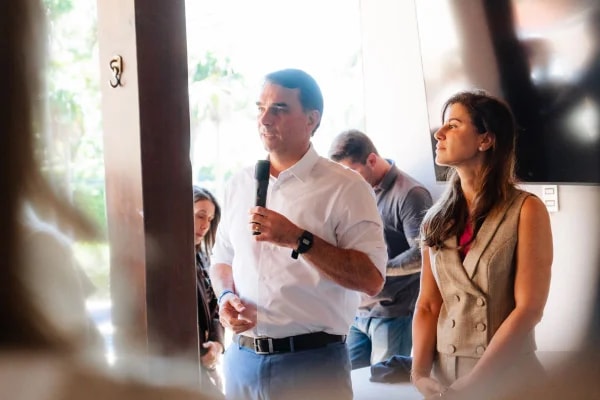 Aliados criticam estratégia de Flávio Bolsonaro após fala sobre urnas