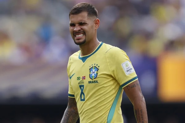 Tiago Leifert critica pênalti perdido e questiona ausência de Vini Jr.