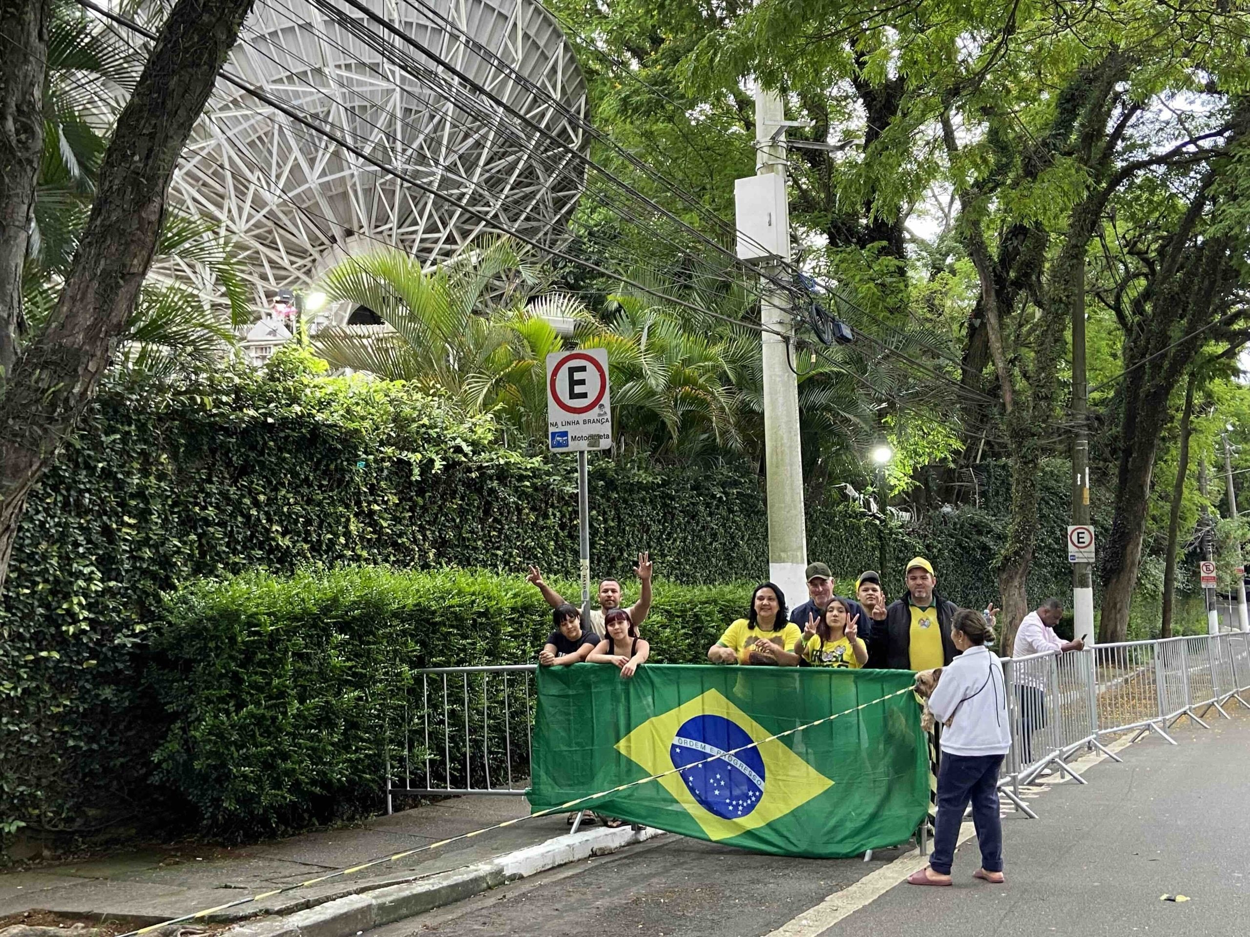 “Band” instala grades para separar apoiadores de Lula e Flávio